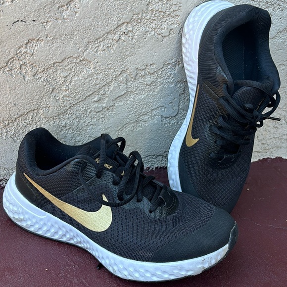 Nike shoes - Picture 1 of 5